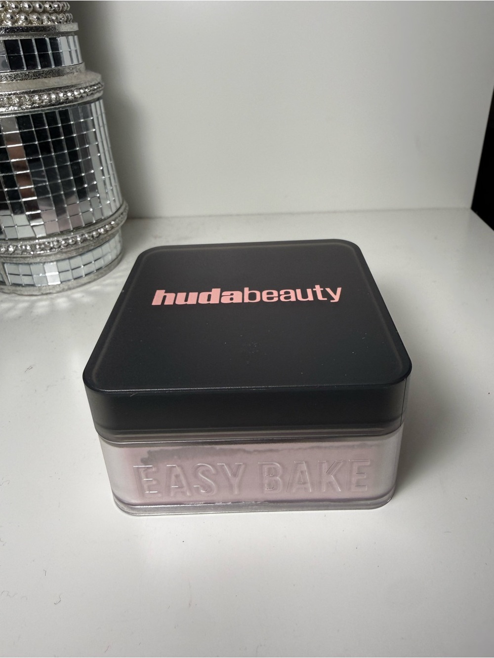HUDA BEAUTY Easy Bake Loose Setting Powder - Pale Pink